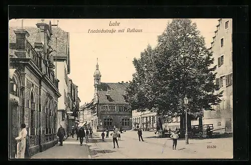 AK Lahr, Partie in der Friedrichstrasse mit Passanten und Rathaus