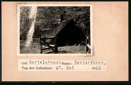 Fotografie unbekannter Fotograf, Ansicht Bartelsbusch, Revierförsterei 1940