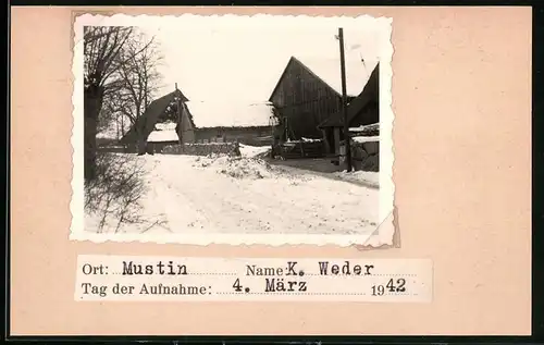 Fotografie unbekannter Fotograf, Ansicht Mustin, Gehöft des K. Weder im Winter 1942