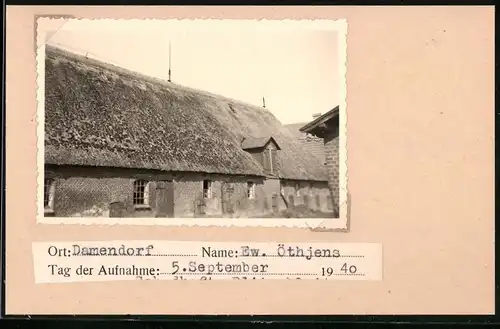 Fotografie unbekannter Fotograf, Ansicht Damendorf, Gehöft des Ew. Öthjens 1940