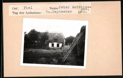 Fotografie unbekannter Fotograf, Ansicht Fiel, Bauernhof des Peter Matthies 1940