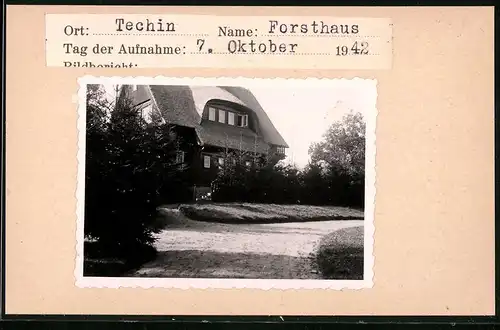 Fotografie unbekannter Fotograf, Ansicht Techin, Forsthaus mit Zufahrt 1942