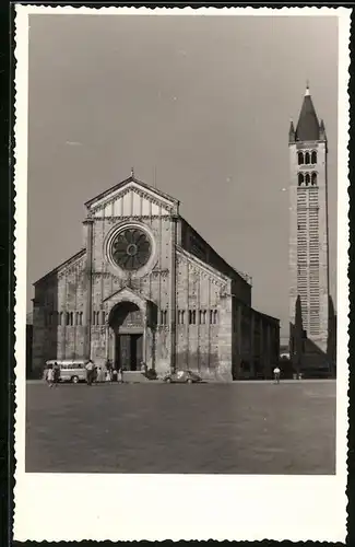Fotografie unbekannter Fotograf, Ansicht Verona, Abteikirche San Zeno mit vorplatz