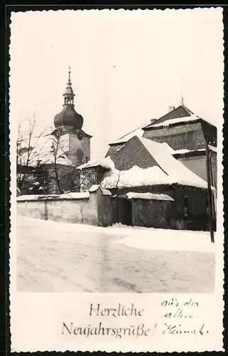 Fotografie unbekannter Fotograf, Ansicht Jiretin, Strassenansicht mit Kirche im Winter