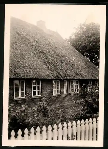 Fotografie unbekannter Fotograf, Ansicht Klein Klinkrade, Haus mit Reetdach um 1941