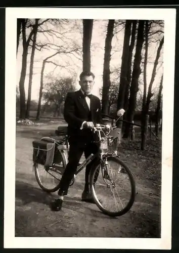 Fotografie Bursche im Anzug fährt Fahrrad mit Berlin-Wimpel, Velo, Bike, Bicycle