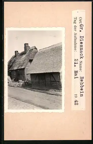 Fotografie unbekannter Fotograf, Ansicht Gross Disnack, Gehöft Rehbein um 1942