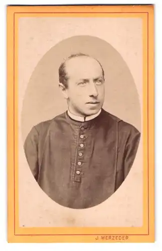 Fotografie J. Merzeder, Kremsmünster, Pastor im Talar mit Collar und Halbglatze