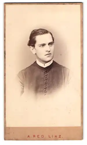 Fotografie A. Red. Linz, junger Pfarrer mit Collar im Talar