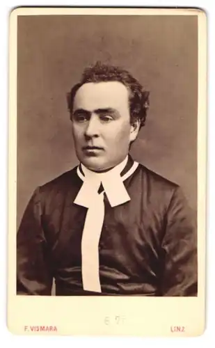 Fotografie F. Vismara, Linz, Pastor mit Collar im Talar