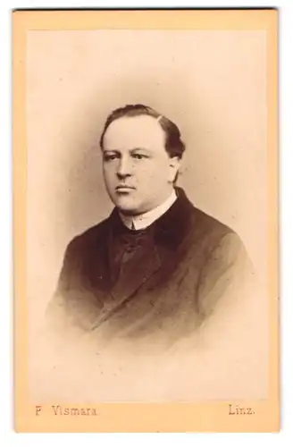 Fotografie F. Vismara, Linz, Pastor im Anzug mit Collar