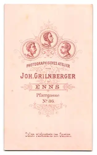 Fotografie Joh. Grilnberger, Enns, Pastor im Talar mit Zingulum