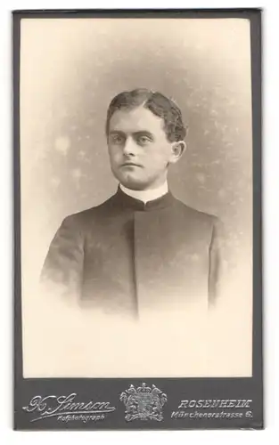 Fotografie X. Simson, Rosenheim, junger Pastor im Talar mit Collar