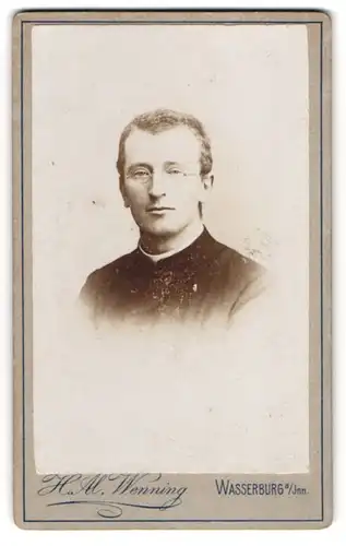 Fotografie H. Al. Wenning, Wasserburg / Inn, Tränkegasse 1, junger Pfarrer mit Collar