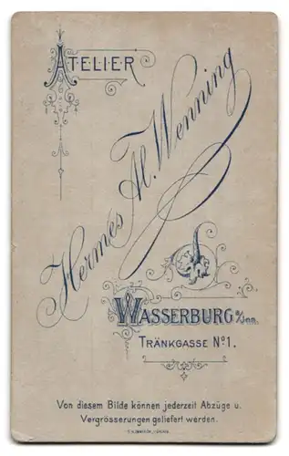 Fotografie H. Al. Wenning, Wasserburg / Inn, Tränkegasse 1, junger Pfarrer mit Collar