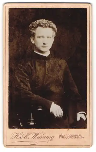 Fotografie H. Al. Wenning, Wasserburg / Inn, Pastor mit Locken im Talar