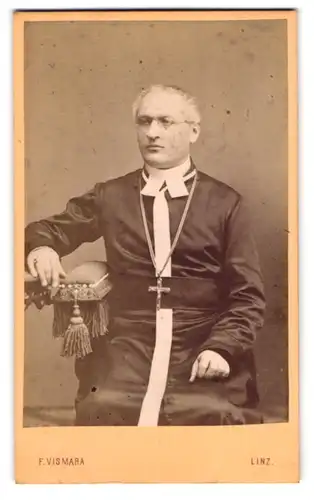 Fotografie F. Vismara, Linz, älterer Pfarrer im Talar mit Kruzifix
