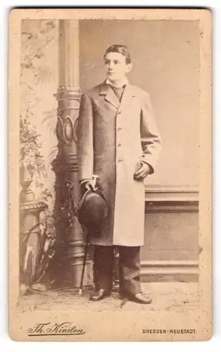 Fotografie Th. Kirsten, Dresden, junger Mann im Mantel mit Melone und Flanierstock