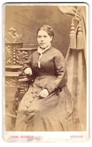 Fotografie Franz Neumayer, München, junge Dame im Kleid mit Ohringen, Gründerzeit Sekretär