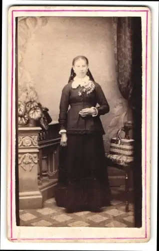 Fotografie J. Stammhammer, Gars / Inn, junge Frau im Gründerzeit Kleid posiert im Atelier