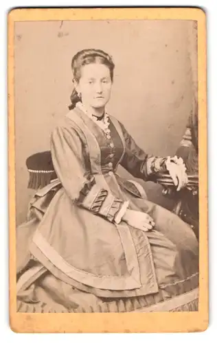 Fotografie Louis Strobel, Kempten, Dame im Gründerzeit Kleid mit Rüschen