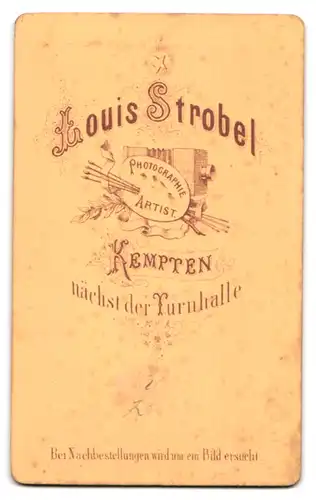 Fotografie Louis Strobel, Kempten, Dame im Gründerzeit Kleid mit Rüschen