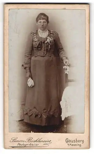 Fotografie Simon Bichlmeier, Gausberg b. Massing, Dame im Kleid mit langer Kette und Handschuh