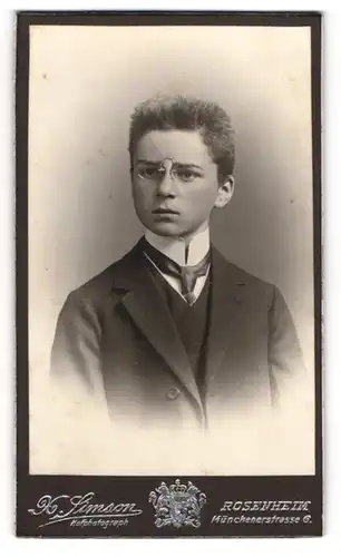 Fotografie H. Simson, Rosenheim, Münchenerstr. 6, Junge mit Zwicker und Anzug