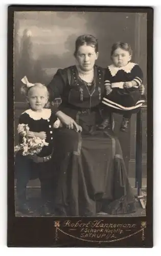Fotografie Robert Hannemann, Satrup i/A., Mutter mit zwei Töchtern in Kleidern