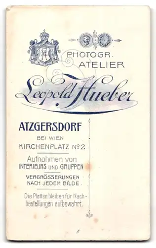 Fotografie Leopold Hueber, Atzgersdorf b. Wien, Kirchenplatz 2, junger Mann mit Anzug und Krawatte