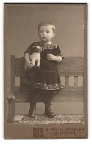 Fotografie Georg Haltermann, Eckernförde, Kielerstr. 36, Kleines Kind im Kleid mit einem Spieltier