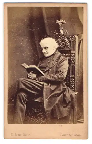 Fotografie Edward Sims, Tunbridge Wells, Älterer Herr liest in einem Buch