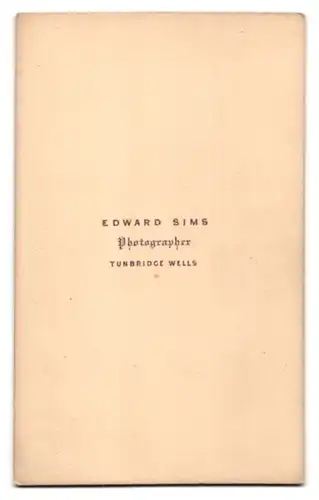 Fotografie Edward Sims, Tunbridge Wells, Älterer Herr liest in einem Buch