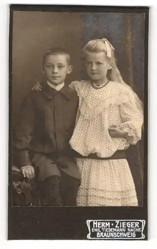 Fotografie Hermann Zieger, Braunschweig, Friedrich Wilhelms-Platz 5, Kinderpaar in modischer Kleidung