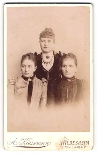 Fotografie A. Klusmann, Hildesheim, Zingel 17 a, Drei junge Damen in Kleidern