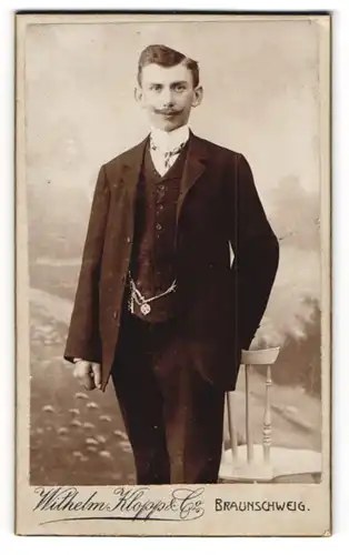 Fotografie Wilhelm Klopp & Co., Braunschweig, Friedrich Wilhelmstr. 37, Eleganter Herr mit Schnauzbart
