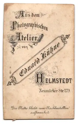 Fotografie Edurad Kühne, Helmstedt, Neumärker-Str. 279, Junger Mann im Anzug mit Schirmmütze