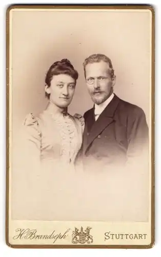 Fotografie Hermann Brandseph, Stuttgart, Marienstr. 36, Junges Paar in hübscher Kleidung