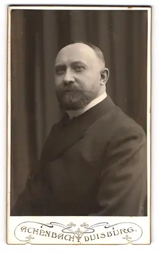 Fotografie M. Achenbach, Duisburg, Sonnenwall 24, Elegant gekleideter Herr mit Vollbart