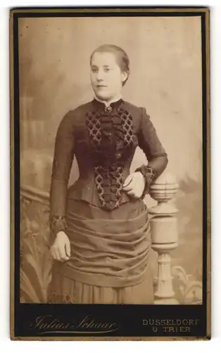 Fotografie Julius Schaar, Düsseldorf, Schadowstr. 57, Junge Dame in hübscher Kleidung