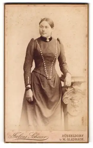 Fotografie Julius Schaar, Düsseldorf, Schadowstr. 72, Junge Dame im modischen Kleid