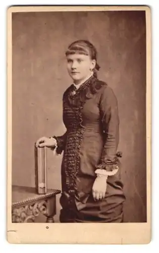 Fotografie C. Hirsmüller, Emmendingen /Baden, Junge Dame in hübscher Kleidung