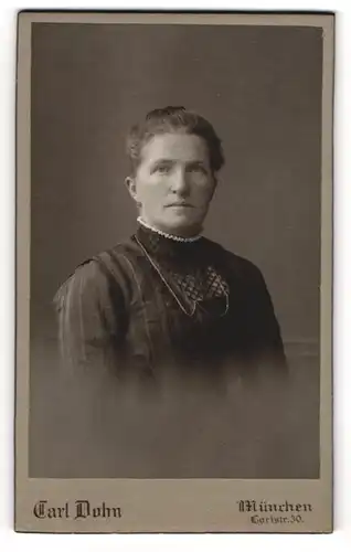 Fotografie Carl Dohn, München, Loristr. 30, Bürgerliche Dame mit zurückgebundenem Haar