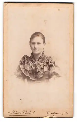 Fotografie G. Schubert, Freiberg i. S., Fischerstr. 29, Junge Dame im hübschen Kleid