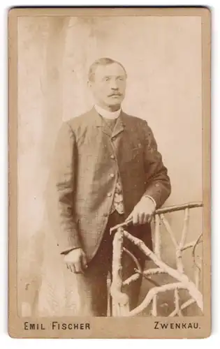 Fotografie Emil Fischer, Zwenkau, Bürgerlicher Herr im Anzug mit Krawatte