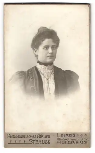 Fotografie Atelier Strauss, Leipzig-Weisser Hirsch, Windmühlenstr. 8-12, Junge Dame mit Hochsteckfrisur