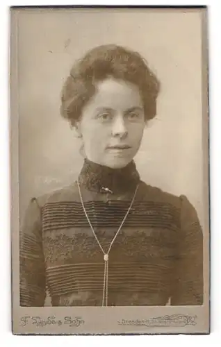 Fotografie F. Leyde & Sohn, Dresden, Bautzner Str. 4, Junge Dame in hübscher Kleidung