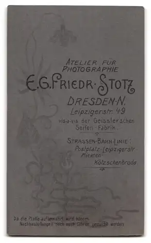 Fotografie E. G. Friedr. Stotz, Dresden, Leipzigerstr. 49, Junge Dame in weisser Kleidung