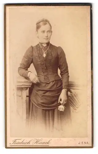 Fotografie Friedrich Haack, Jena, An der Promenade, Junge Dame in zeitgenössischer Kleidung