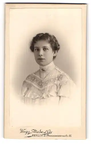 Fotografie Hugo Strube & Co., Berlin S., Prinzessinnen Str. 16, Portrait einer jungen Frau m. Halsbrosche